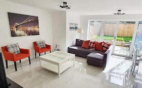 Walnut Flats-F2, 3-Bedroom With Garden & Patio - Ac, Parking, Netflix, Wifi - Close To Oxford, Bicester & Blenheim Palace